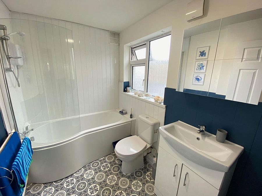 Extended 3 Bed Semi & Garage Mayfair Avenue