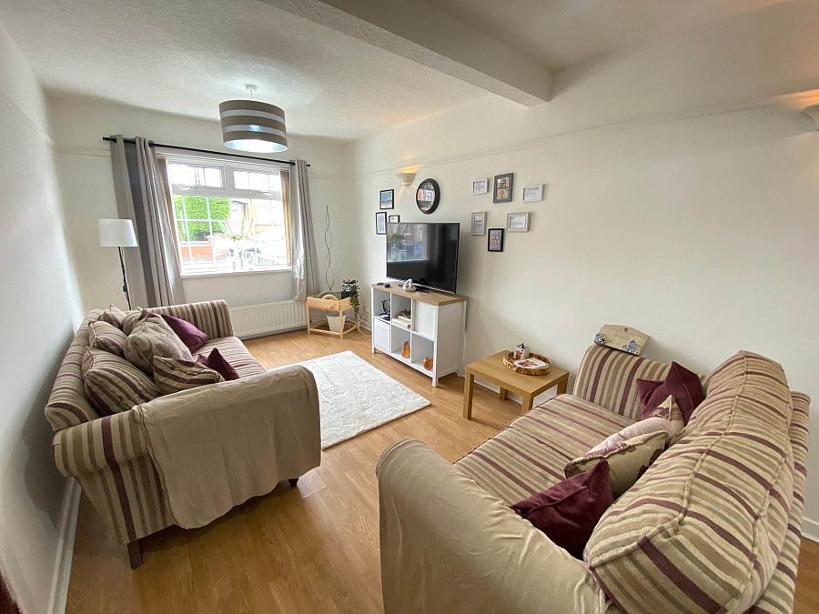 Extended 3 Bed Semi & Garage Mayfair Avenue
