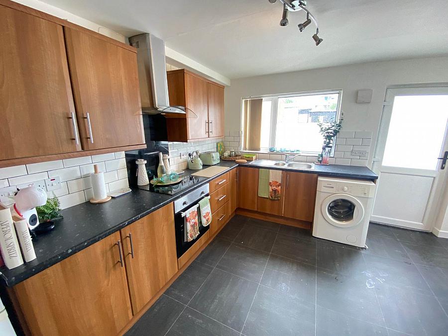 Extended 3 Bed Semi & Garage Mayfair Avenue