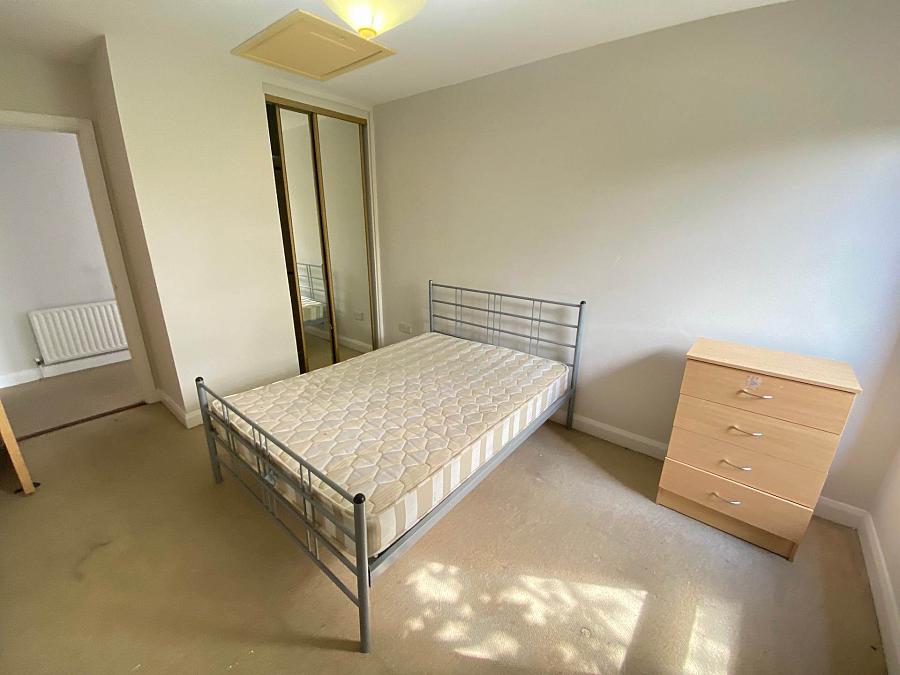 Apt Chatsworth Street