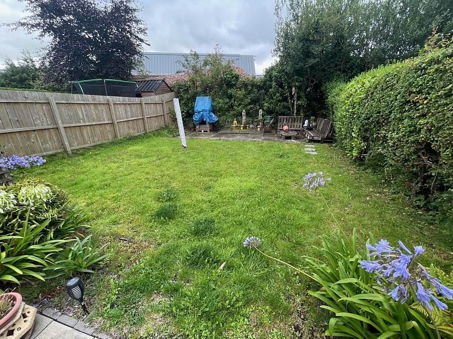 98 Orangefield Crescent Ladas Drive