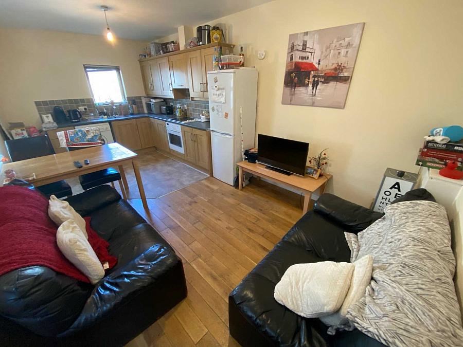 Apt       Eglantine Avenue