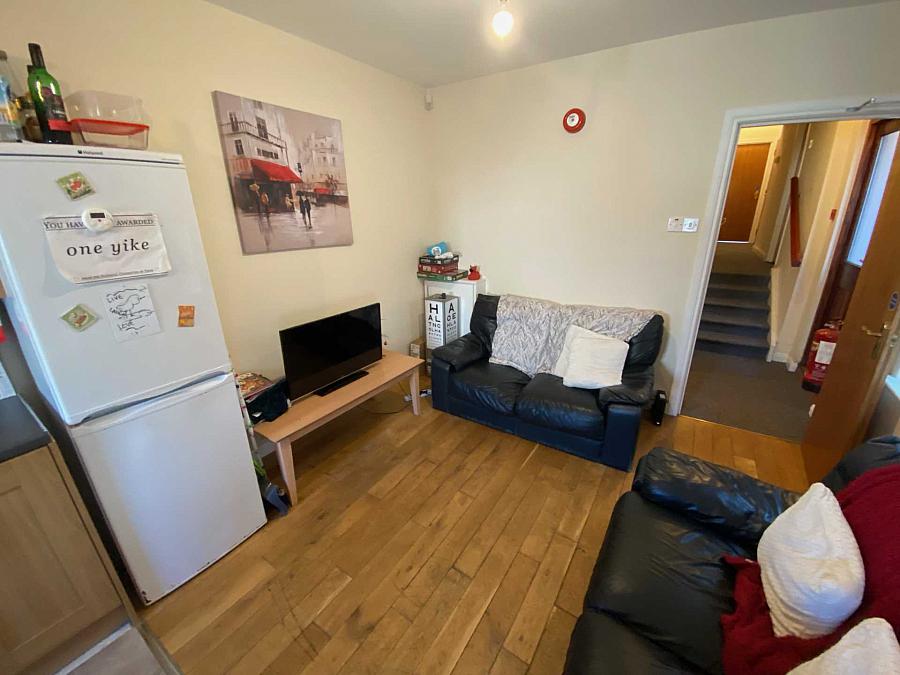 Apt       Eglantine Avenue