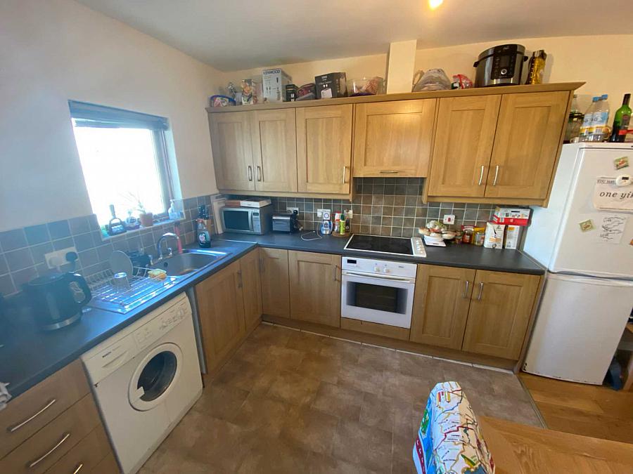 Apt       Eglantine Avenue