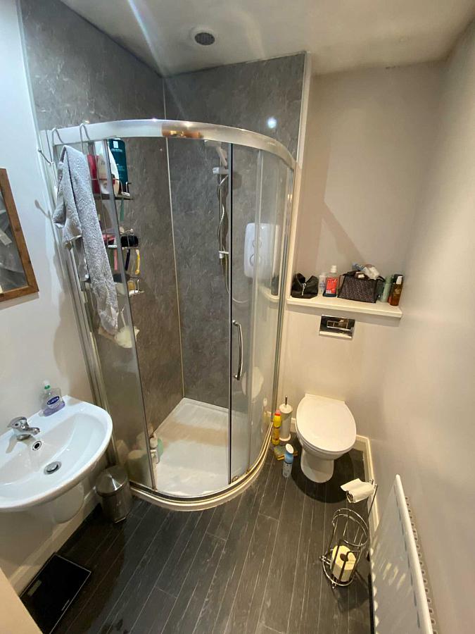 Apt       Eglantine Avenue