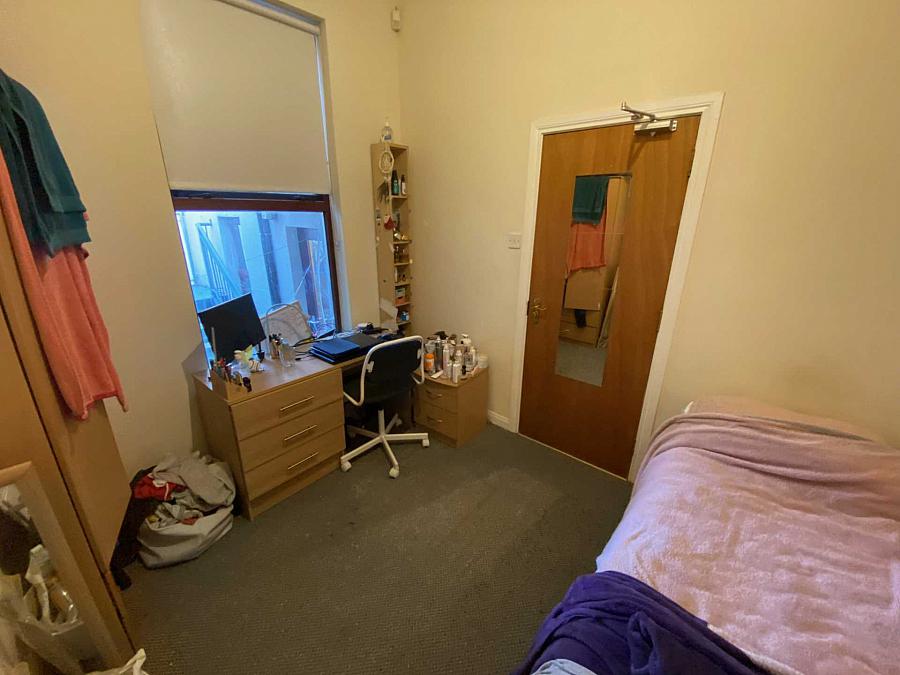 Apt       Eglantine Avenue