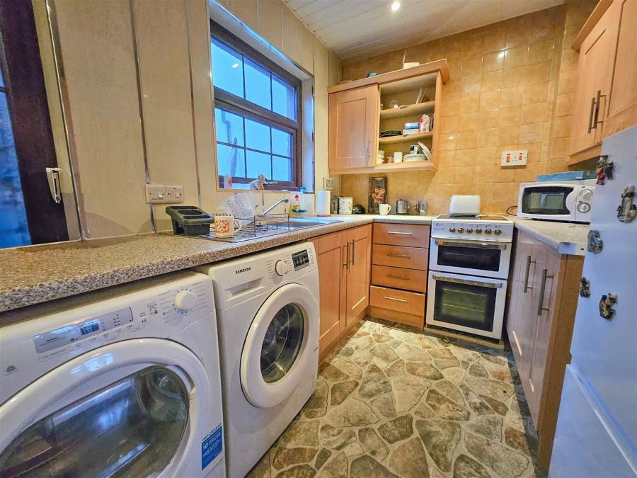 22 Strathroy Park