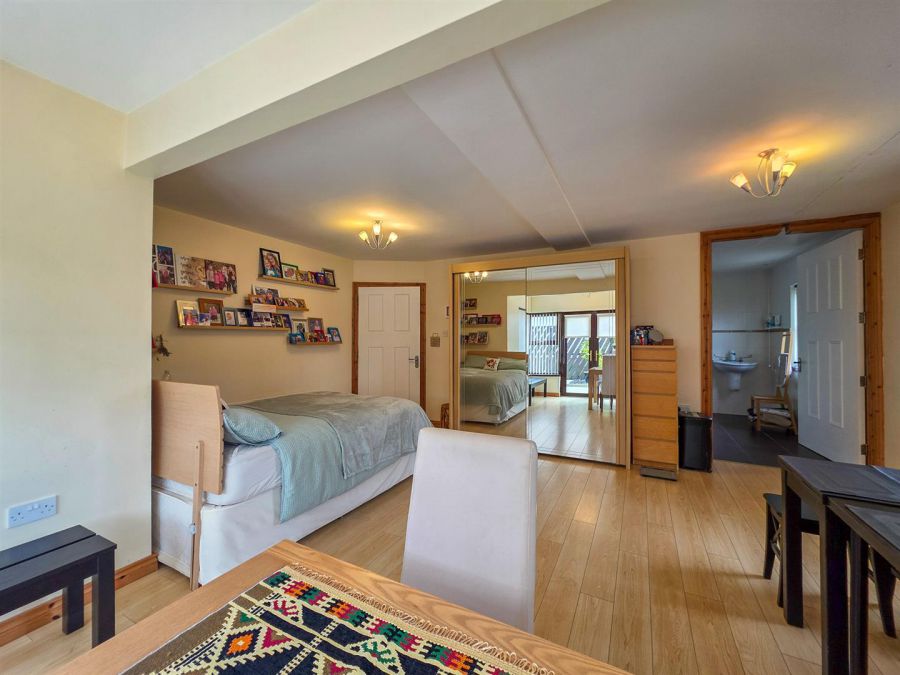 23 Craiglands Manor