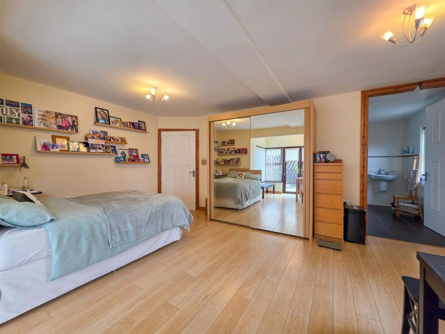 23 Craiglands Manor