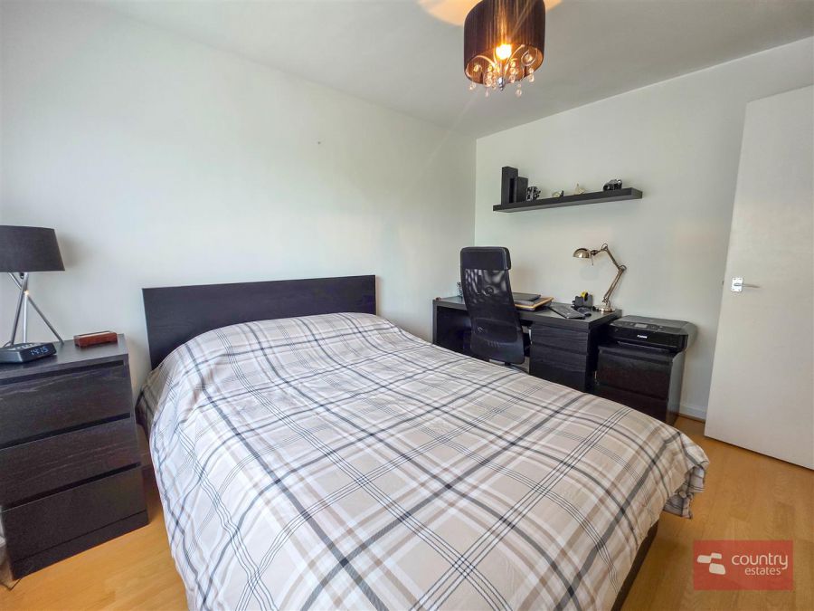 15b Glenville Park