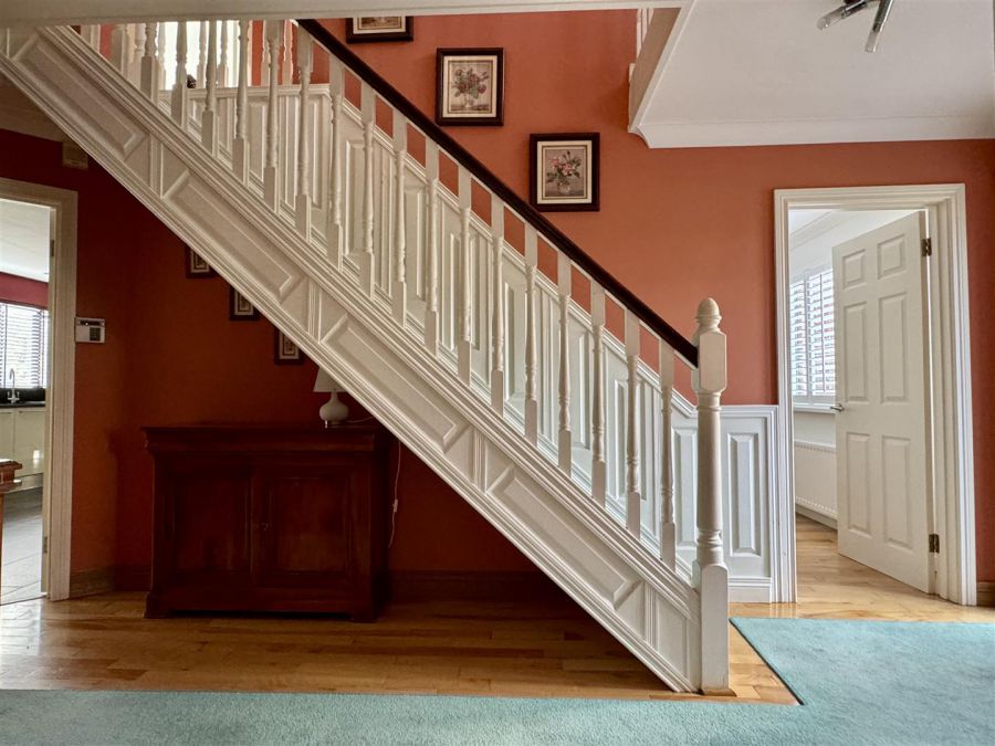 8 Meadow Dale