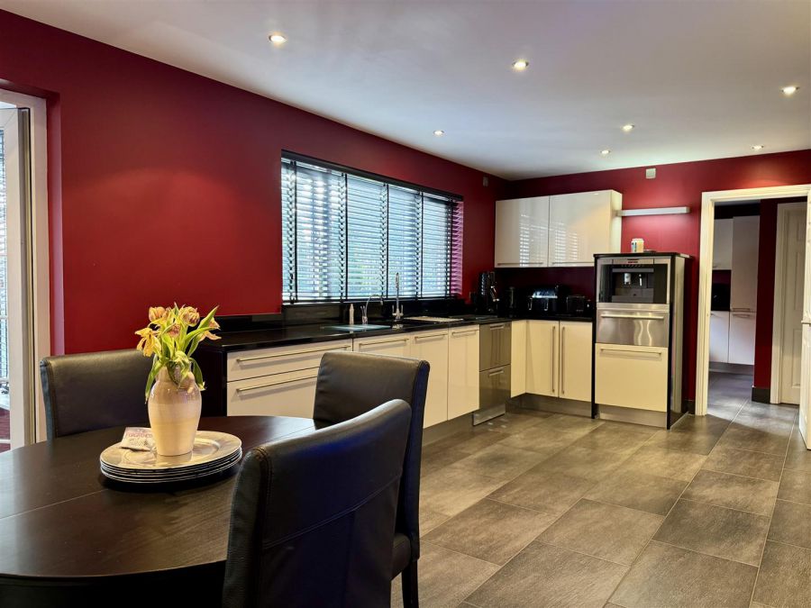 8 Meadow Dale 8 Meadow Dale