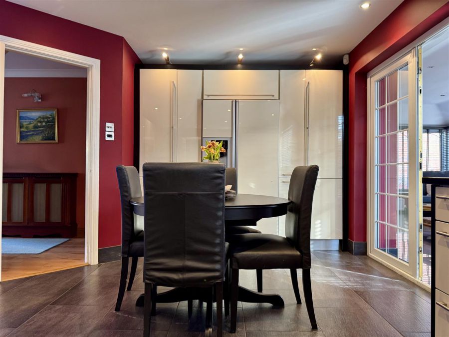8 Meadow Dale