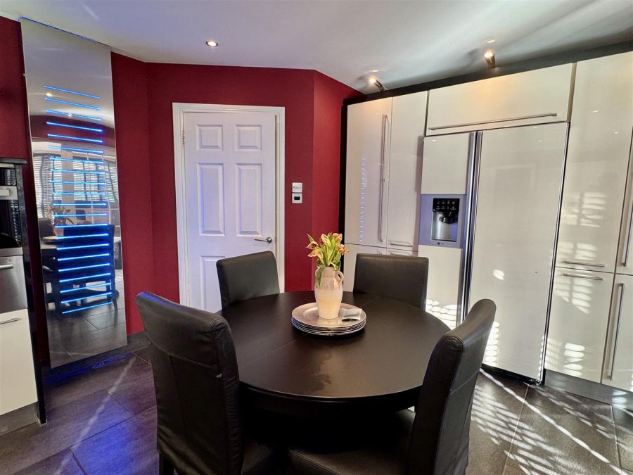 8 Meadow Dale