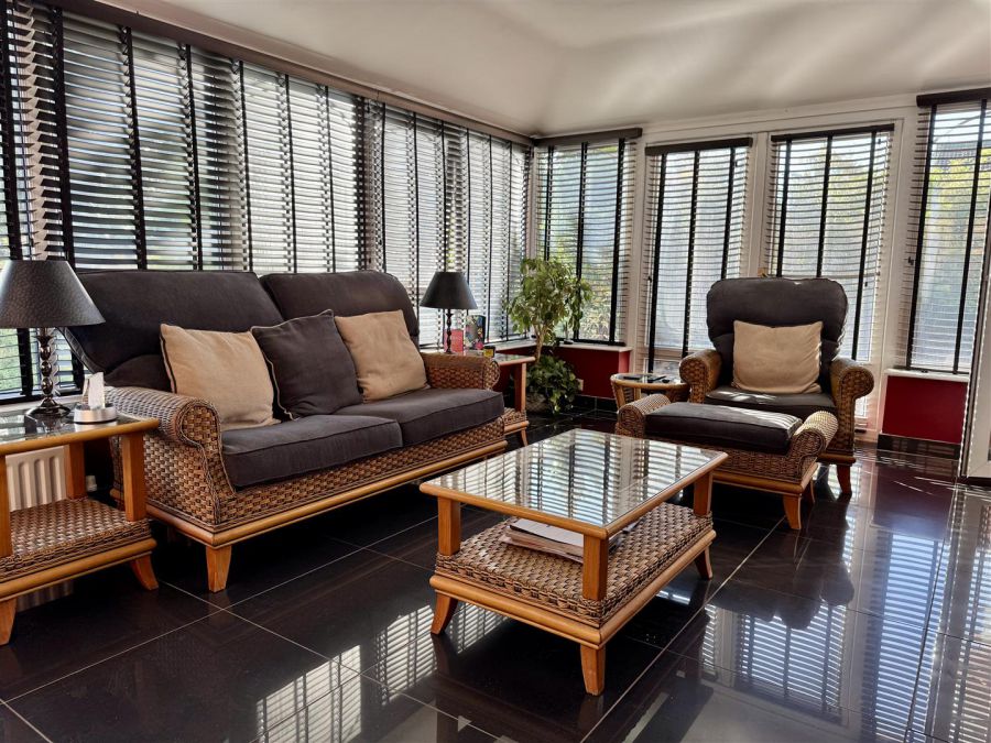 8 Meadow Dale