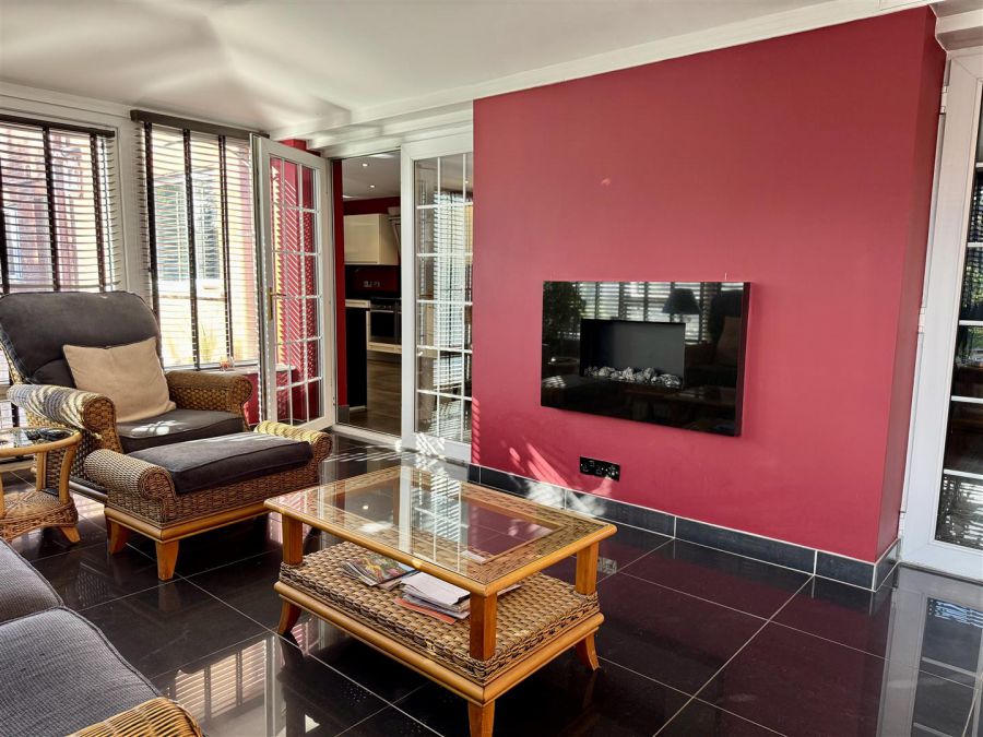 8 Meadow Dale