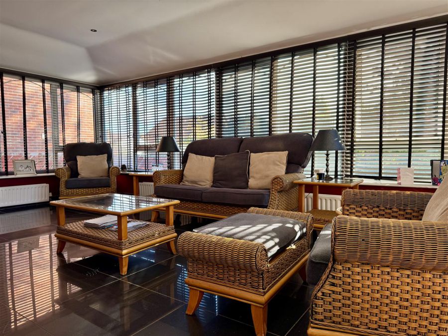 8 Meadow Dale