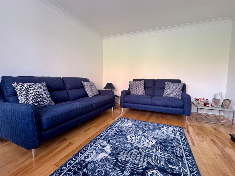 8 Meadow Dale