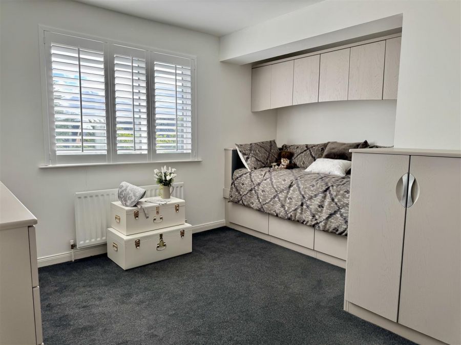 8 Meadow Dale