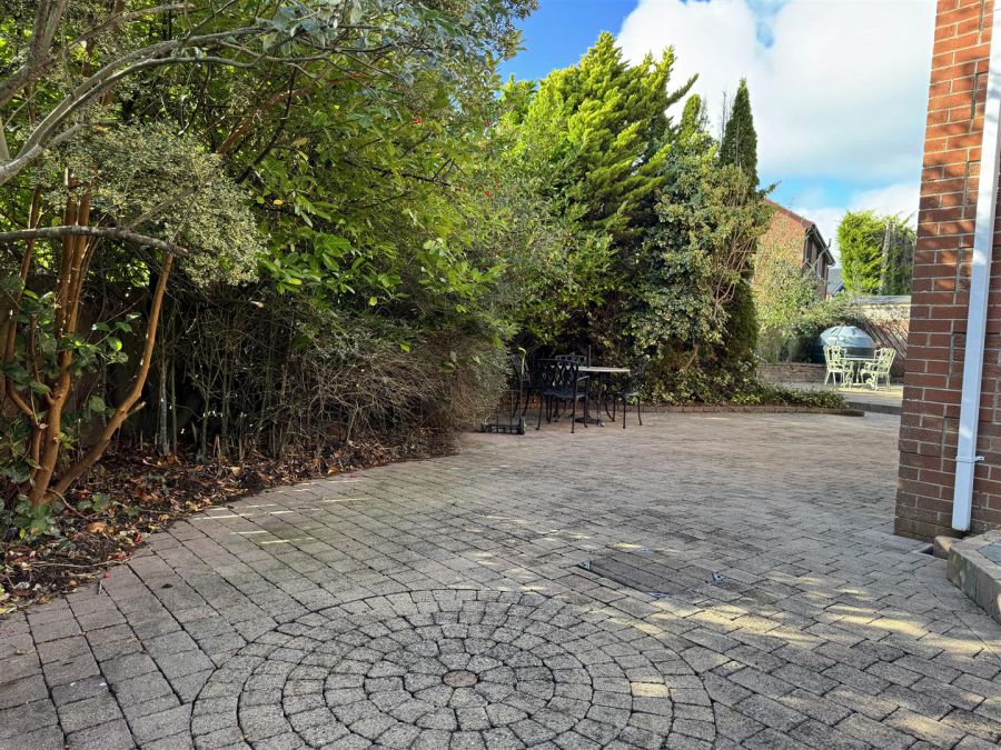 8 Meadow Dale