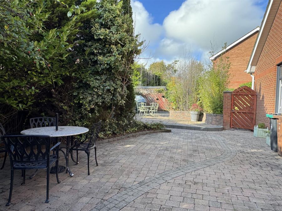 8 Meadow Dale 8 Meadow Dale