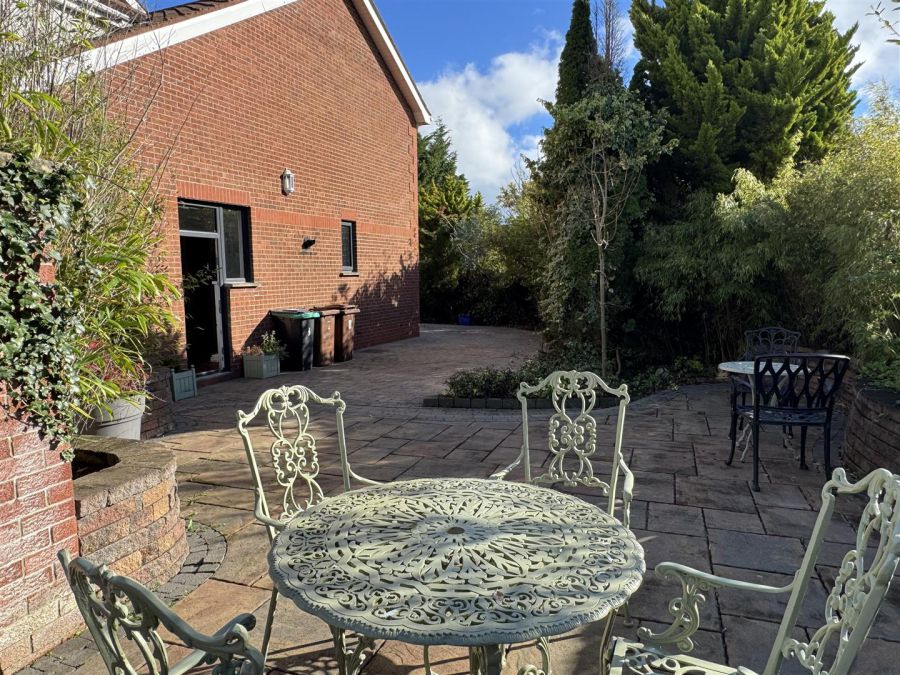 8 Meadow Dale