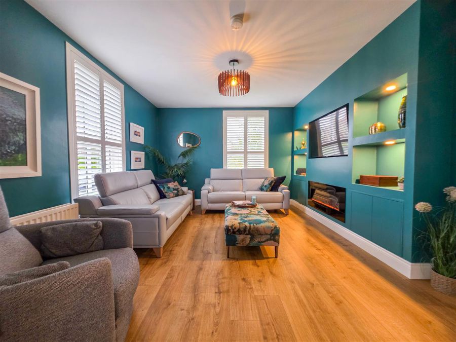 2 Hartley Hall Close