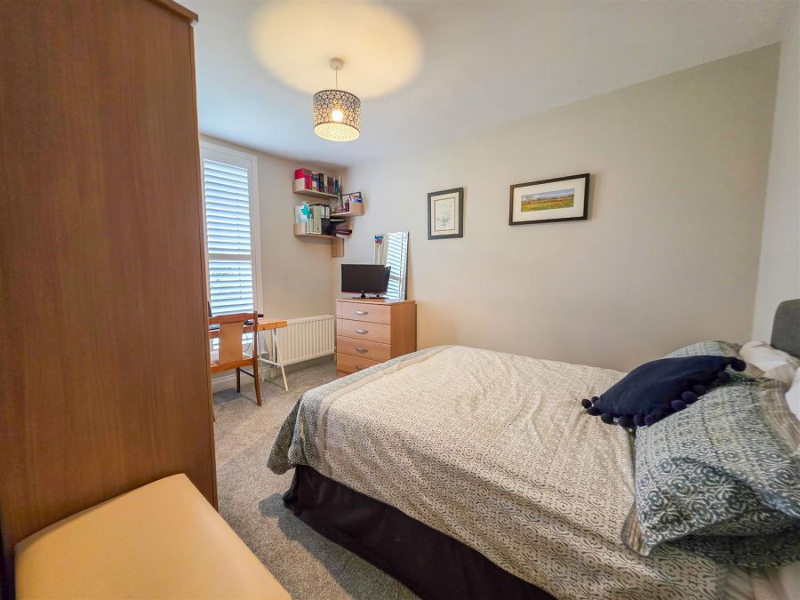 2 Hartley Hall Close