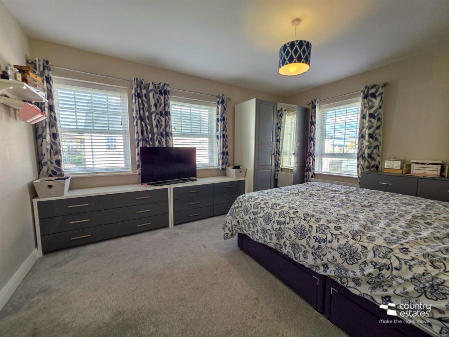 10 Ashbourne Manor Square