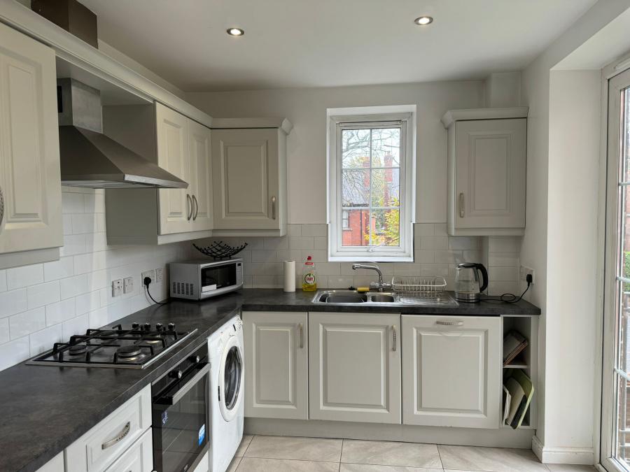 Apt 58, Bell Towers, 6 Bell Towers South