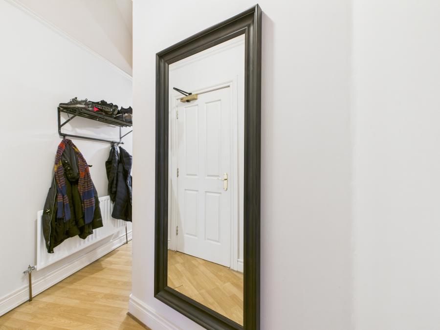 2, L'academie  14 College Green