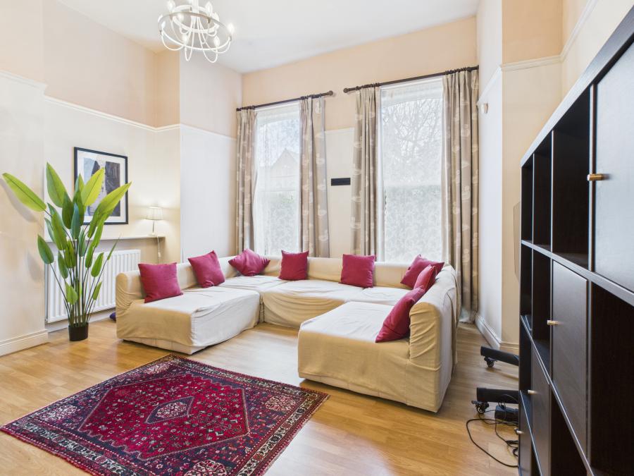 2, L'academie  14 College Green