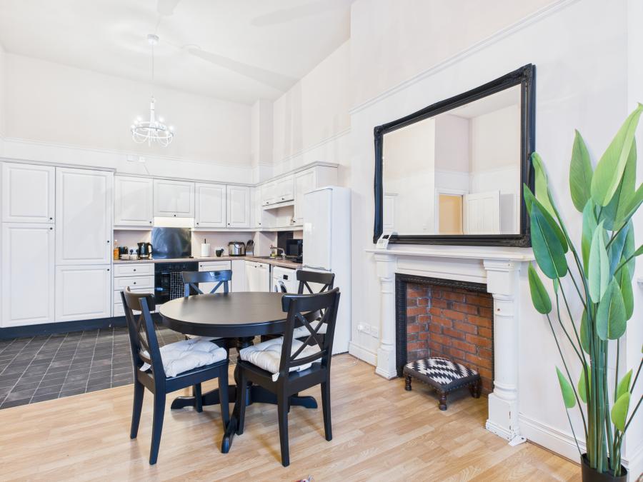 2, L'academie  14 College Green