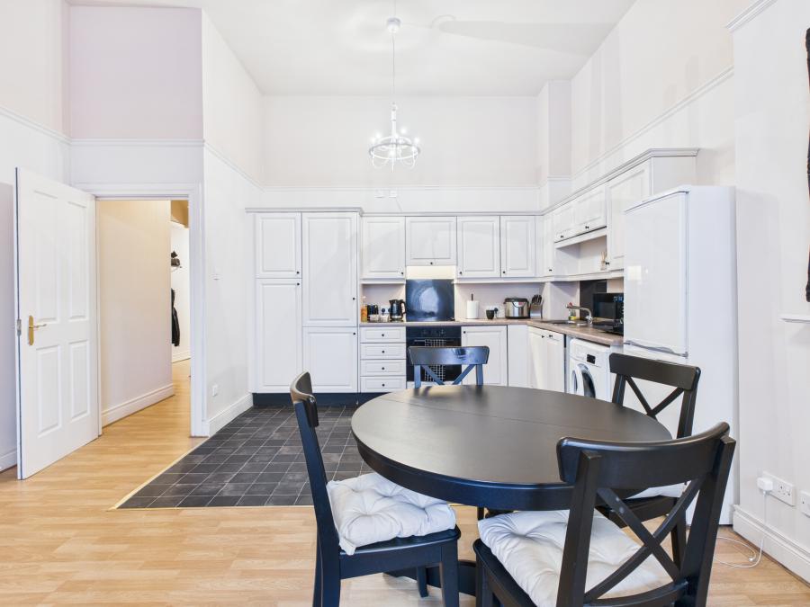 2, L'academie  14 College Green