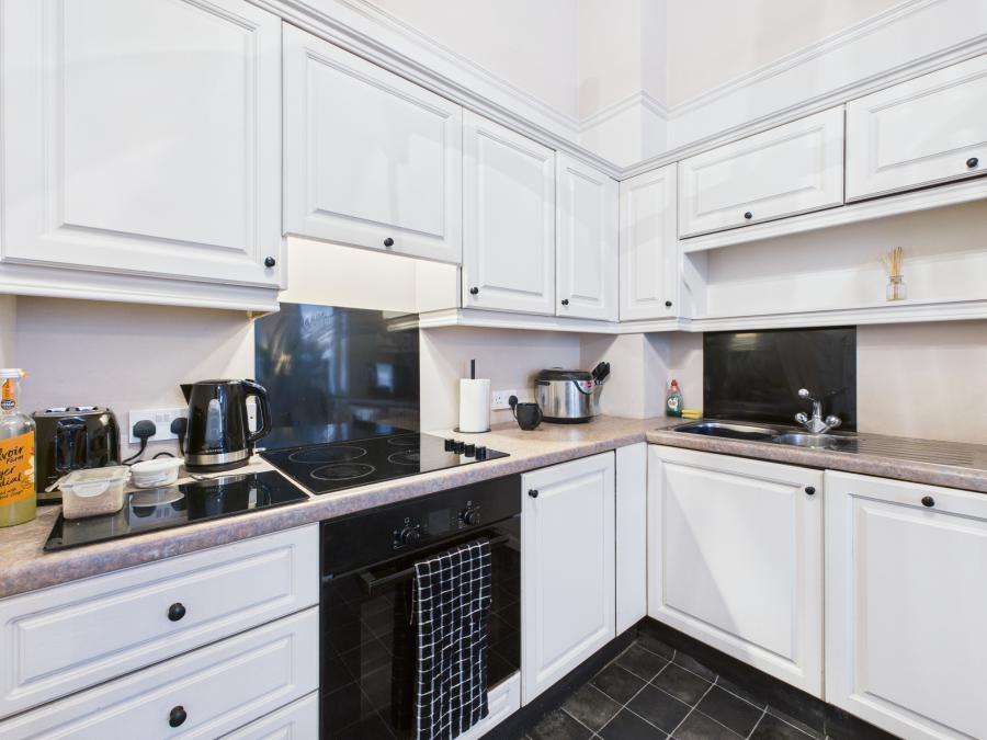 2, L'academie  14 College Green