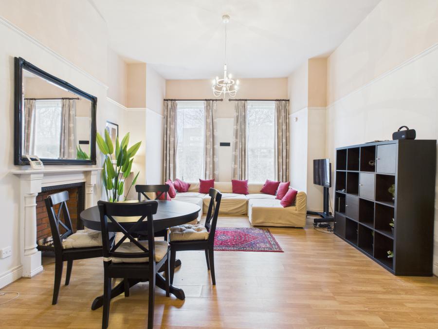 2, L'academie  14 College Green