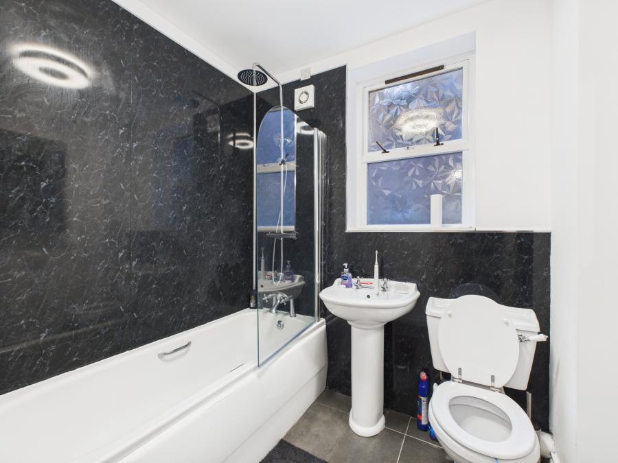 2, L'academie  14 College Green