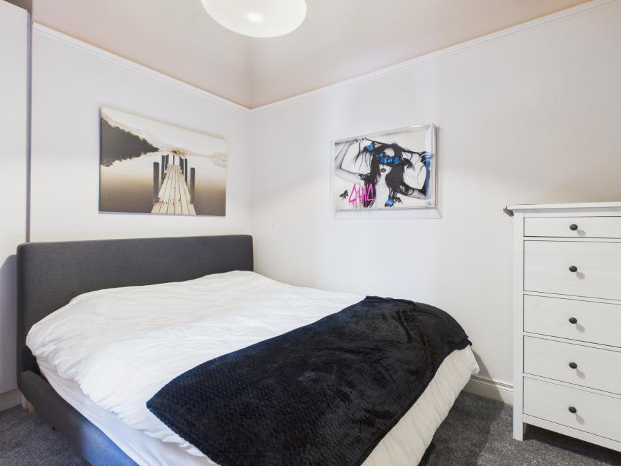 2, L'academie  14 College Green