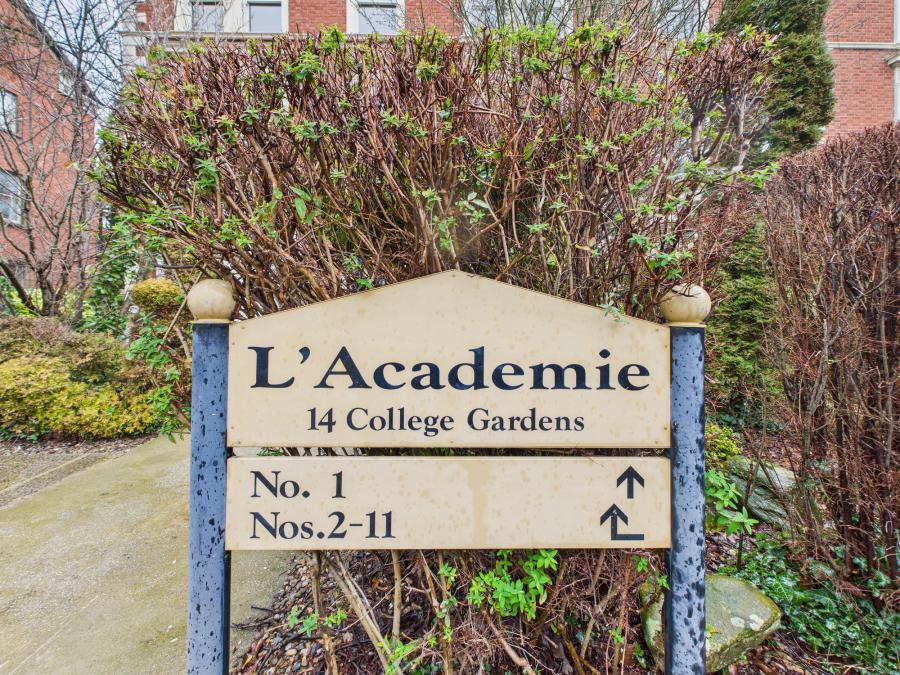 2, L'academie  14 College Green