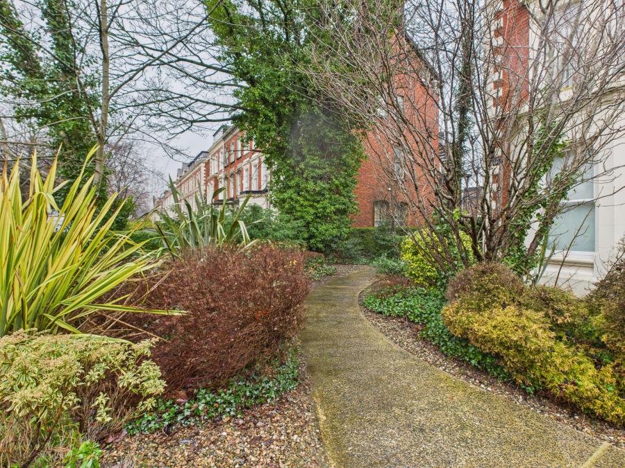 2, L'academie  14 College Green