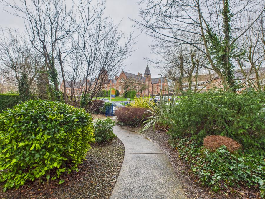 2, L'academie  14 College Green