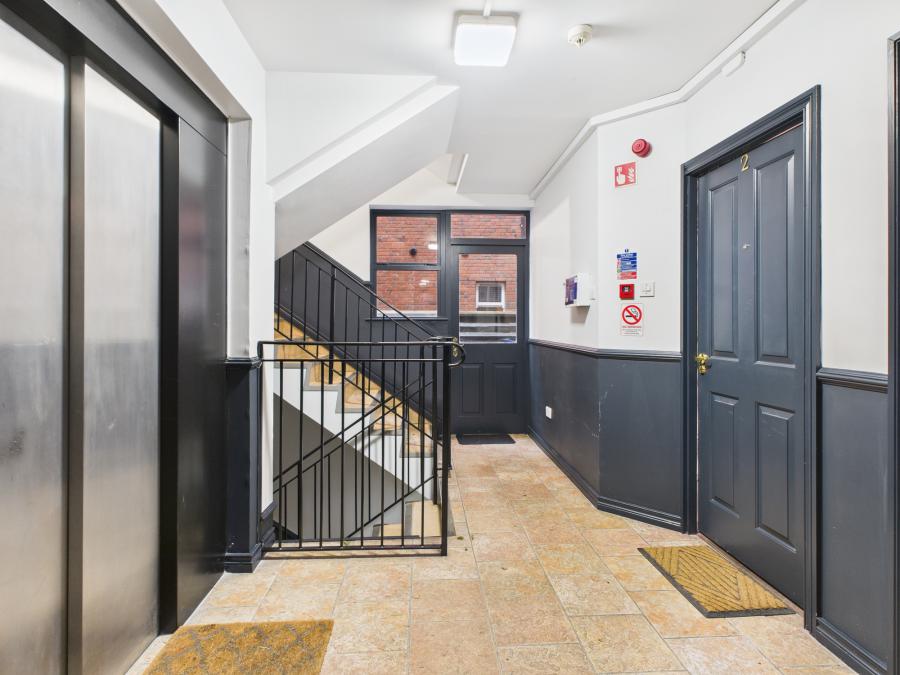 2, L'academie  14 College Green