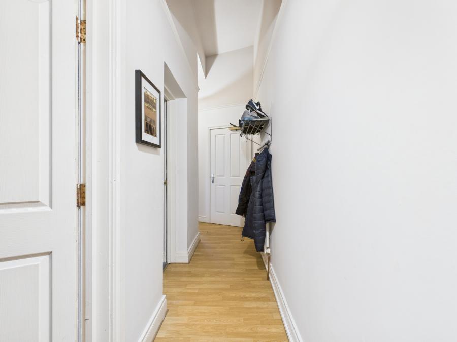 2, L'academie  14 College Green