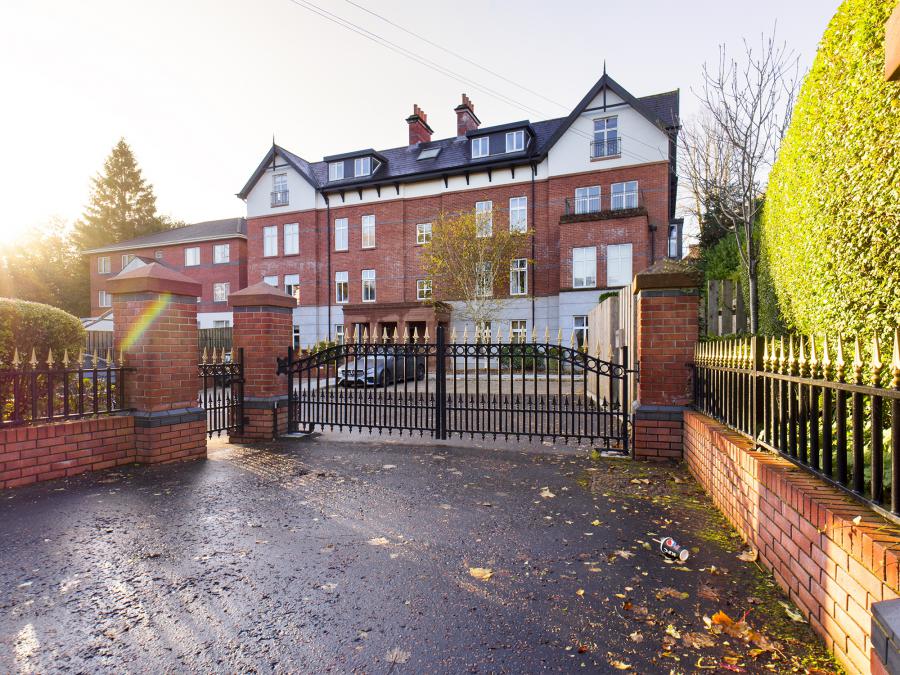 Apt 13, 1 Deramore Park South