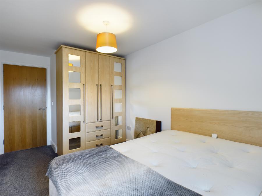 Apt 13, 1 Deramore Park South