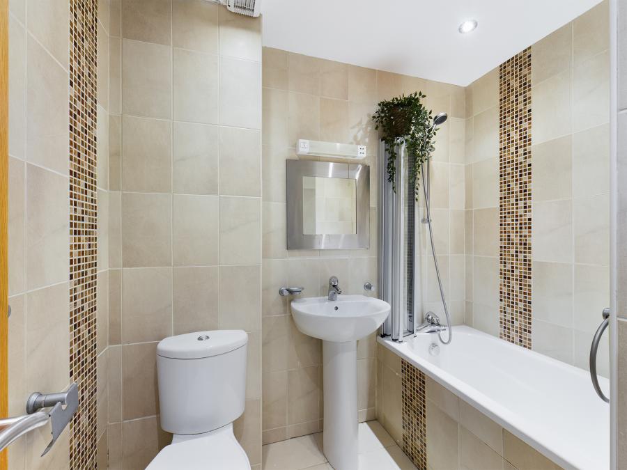 Apt 13, 1 Deramore Park South