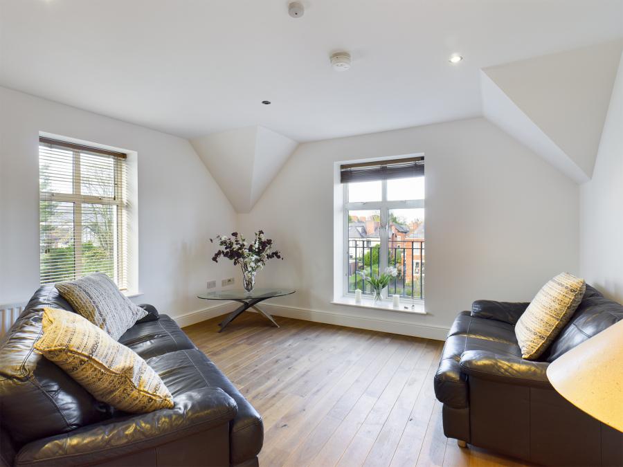 Apt 13, 1 Deramore Park South