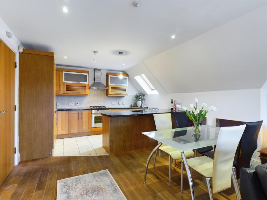 Apt 13, 1 Deramore Park South