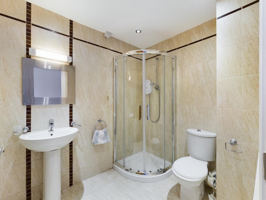Apt 13, 1 Deramore Park South