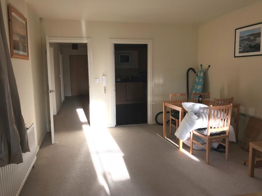 Apt 52, Bell Towers, 6 Bell Towers South